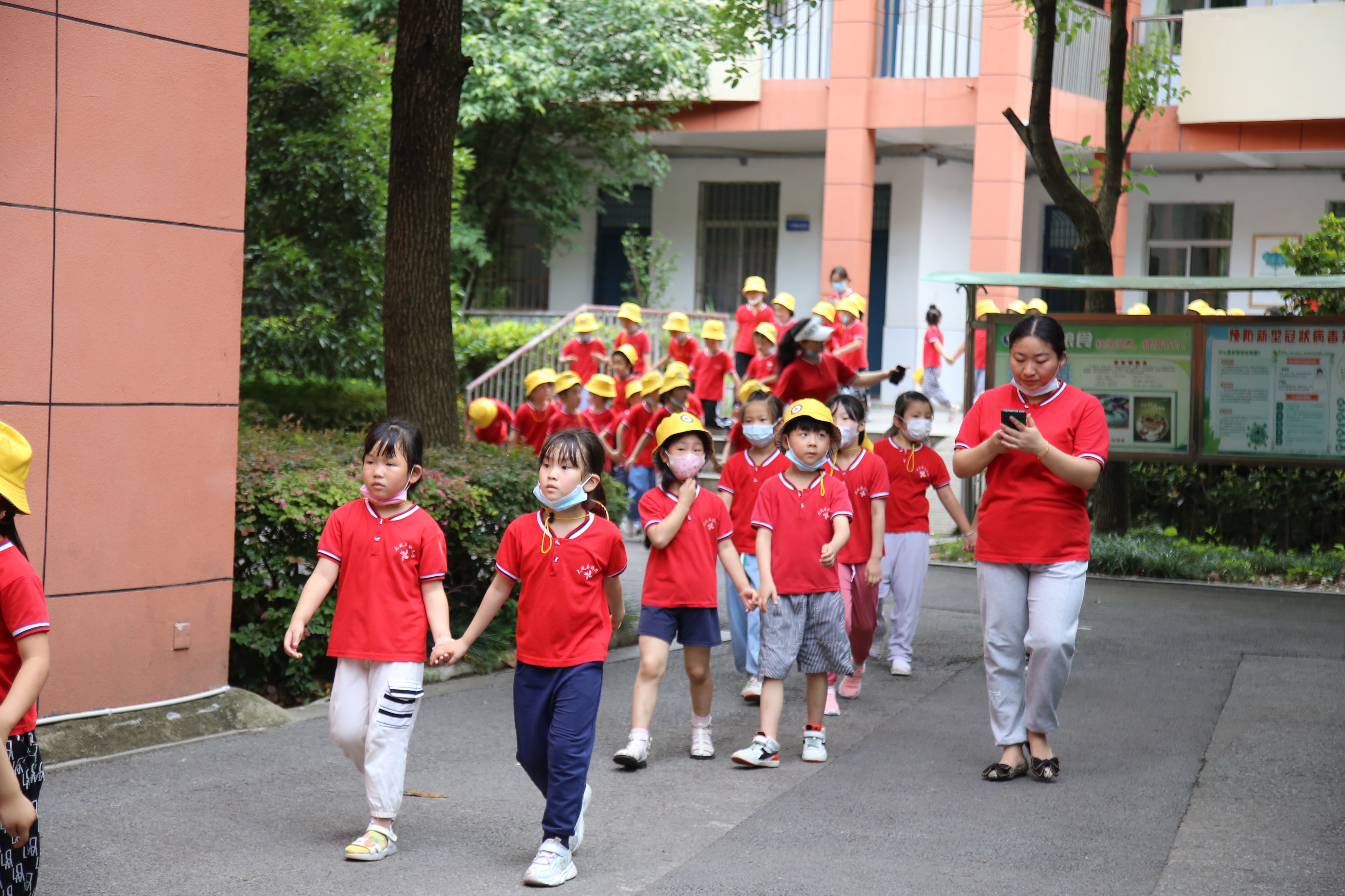 幼儿园孩子进东方红小学 体验小学生活