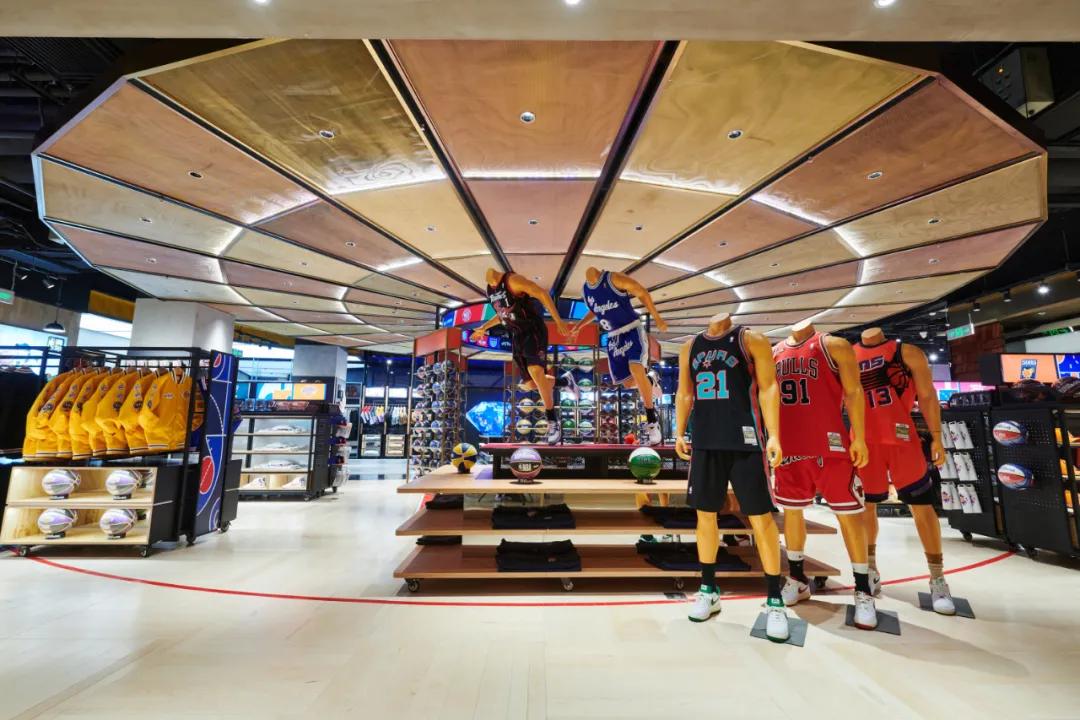 nba品牌为什么受欢迎(3年连开3家！NBA在华布局大型门店，搭起文化沟通桥梁)