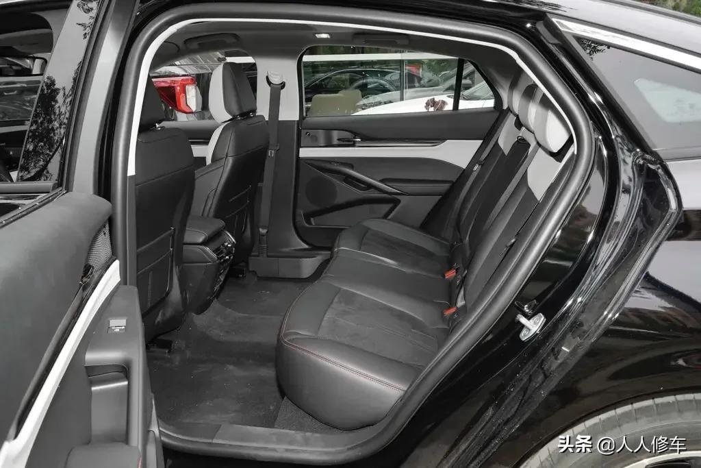 详解2022款福特蒙迪欧，2.0T 配8挡自动变速箱，官方售价15.98万起