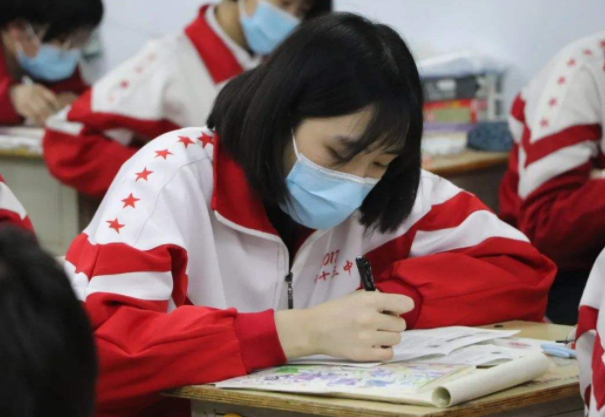 这所大学校内拥有37个食堂，5个地铁站，网友：又是别人家学校