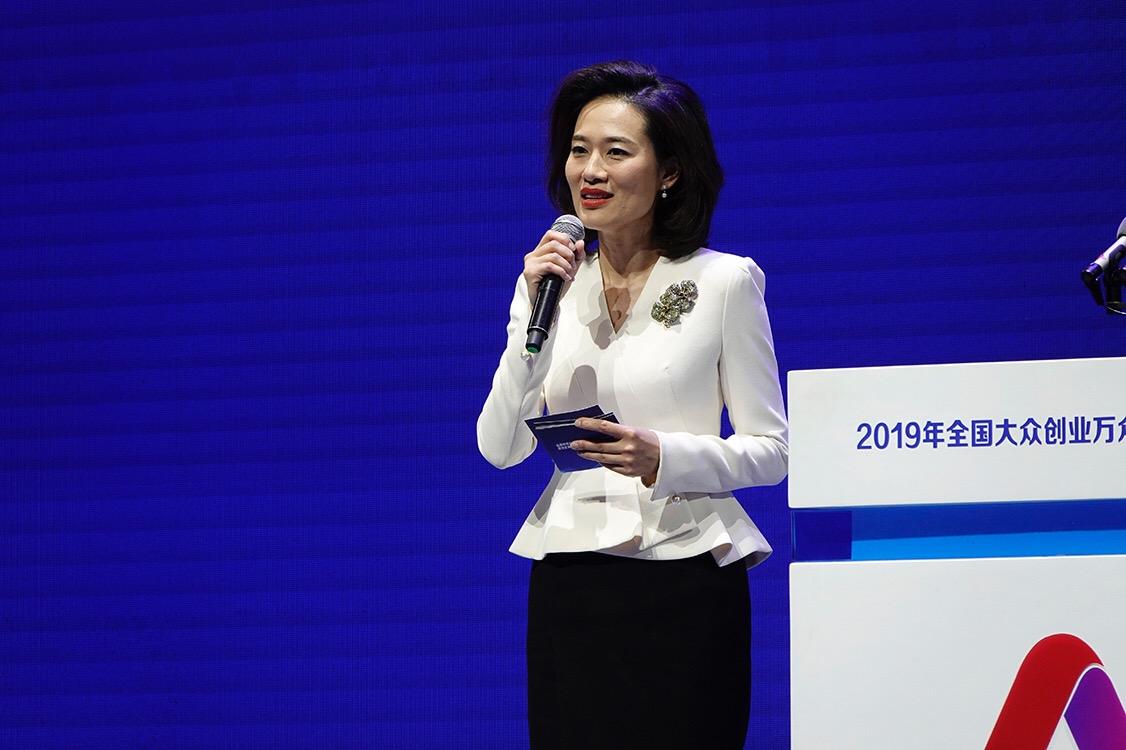 至今未婚的8位央视主持人，最大的61岁最小的33岁，个个才华横溢