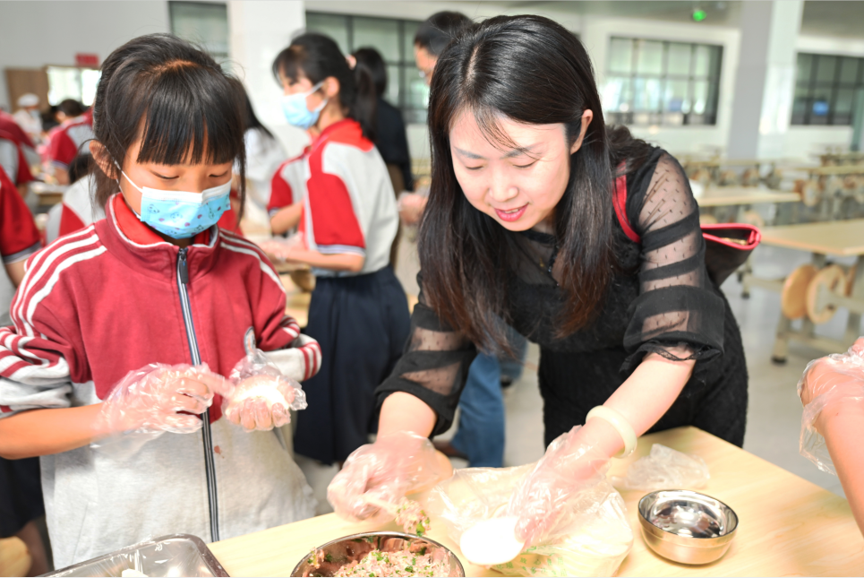 “心与心行 劳动有我”|新兴中学附小开展五一劳动周实践活动