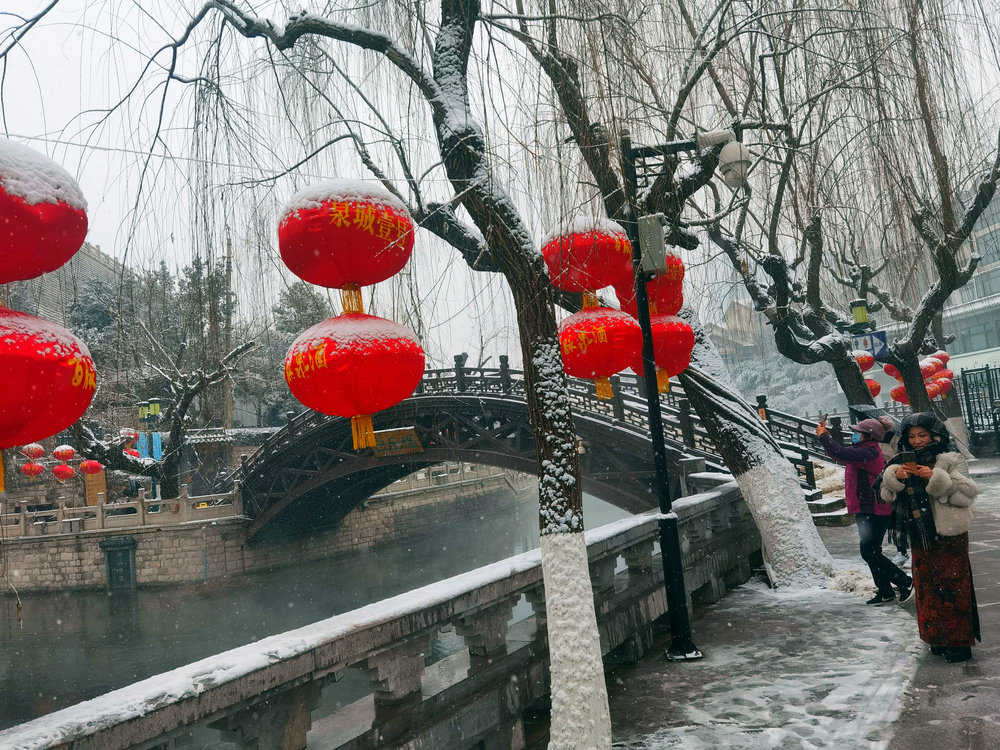 雪送祥瑞兆丰年：济南市民冒雪赏景