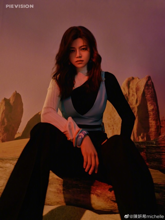 陈妍希晒沙漠故事感大片，被评像陈晓戴假发，俩人夫妻相越来越浓