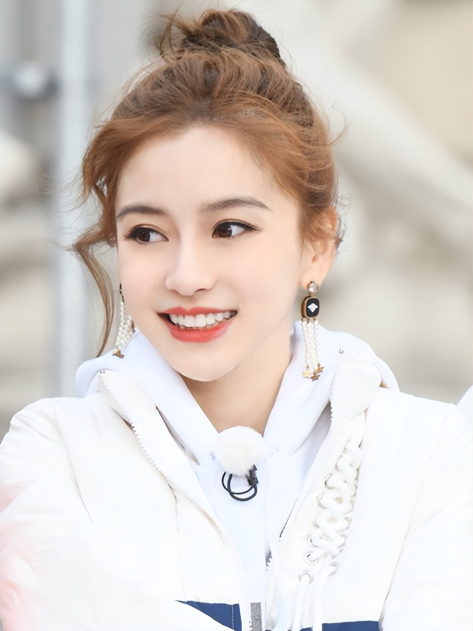 杨颖终于回应了！拍戏假吃遭人诟病多年，原是导演怕没道具让少吃