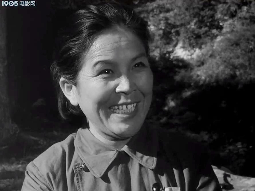 她是《打击侵略者》慰问团梅团长，丁大勇母亲，为啥难见演员消息