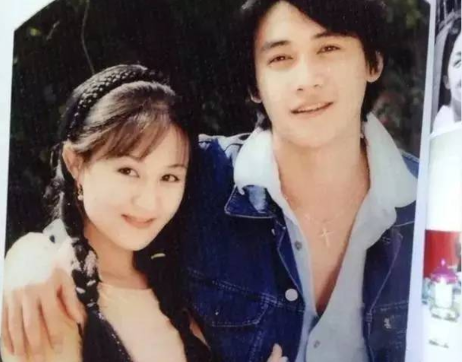 6位娱圈明星夫妻，从校服到婚纱，个个娶初恋，在一起最长40年
