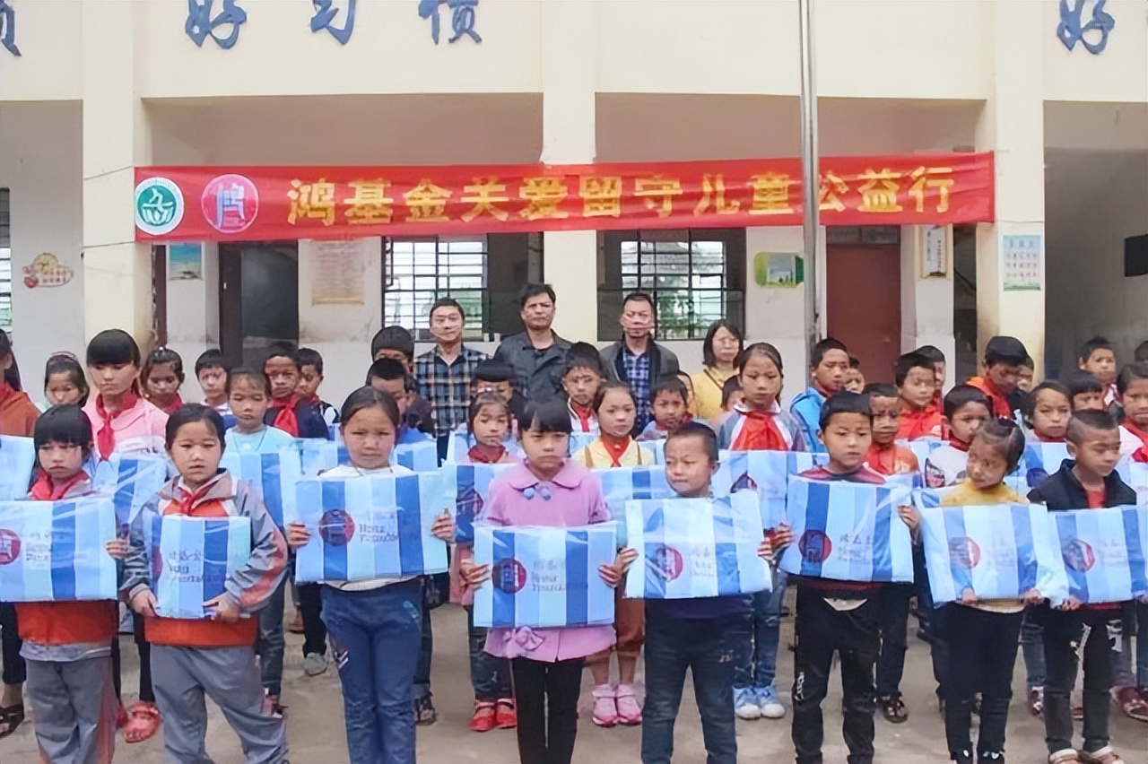 央视主持人陈伟鸿：55岁依然儒雅知性，一儿一女让人很羡慕