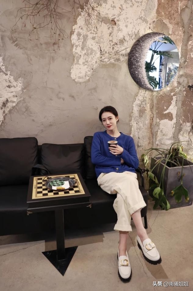 入秋后才发现：不流行靴子了！满大街都在穿“乐福鞋”，洋气百搭