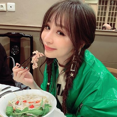 双眼皮如今变成颜值分水岭，有人靠它提升颜值，有人变身悲伤蛙