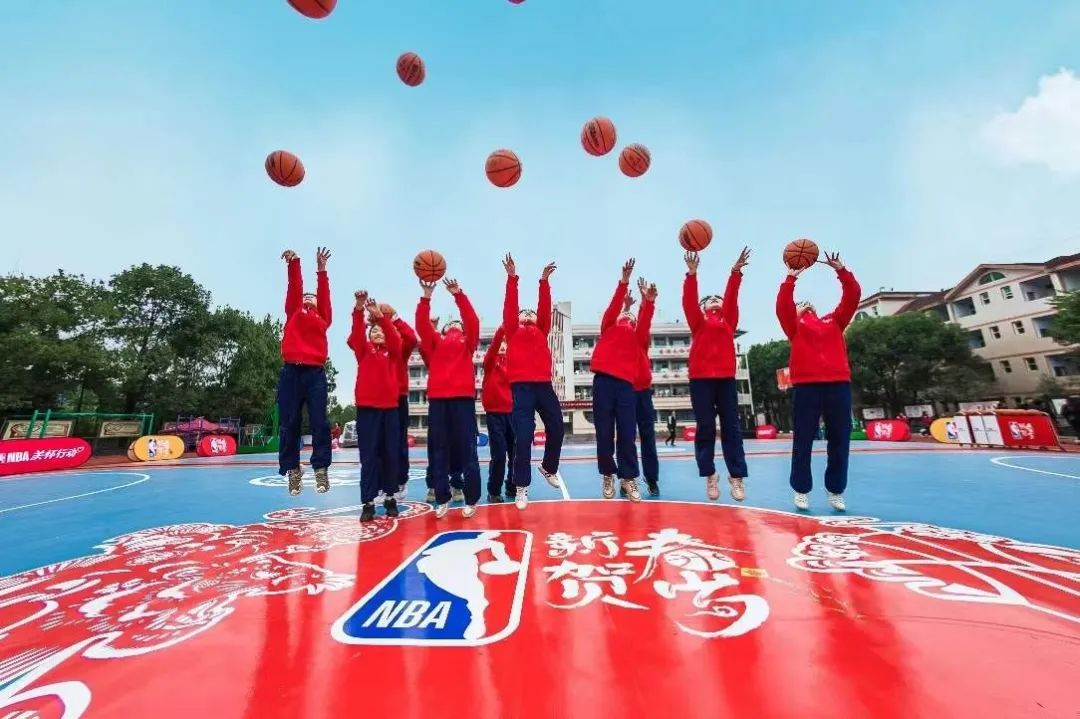 nba球场上有哪些黑科技(NBA开启篮宇宙时代！超级黑科技成75周年盛典最炫酷看点)