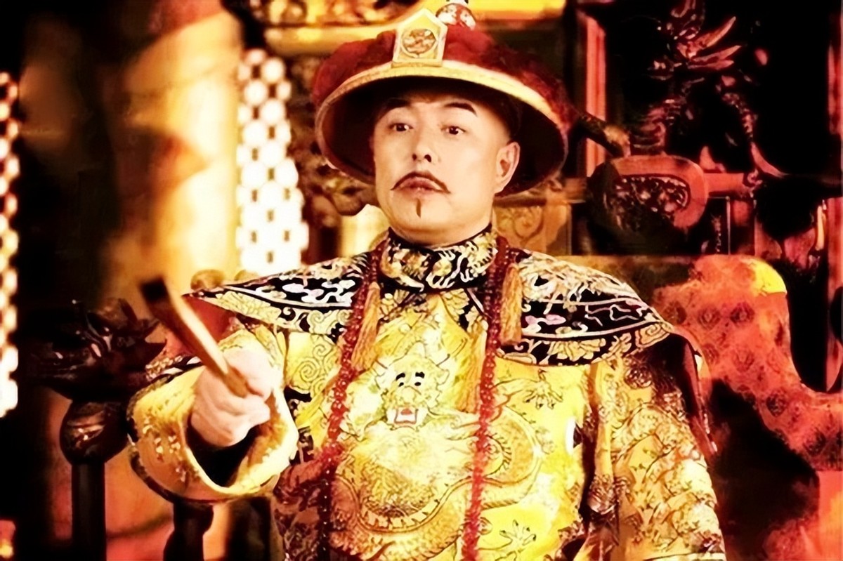 除了乾隆要起床,还没有什么人敢于去发出声音,要是打扰了皇帝睡觉,那