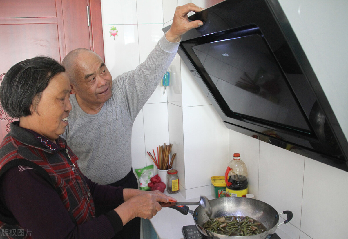 春节回家“假孝顺”风气蔓延，子女沾沾自喜，父母有苦说不出