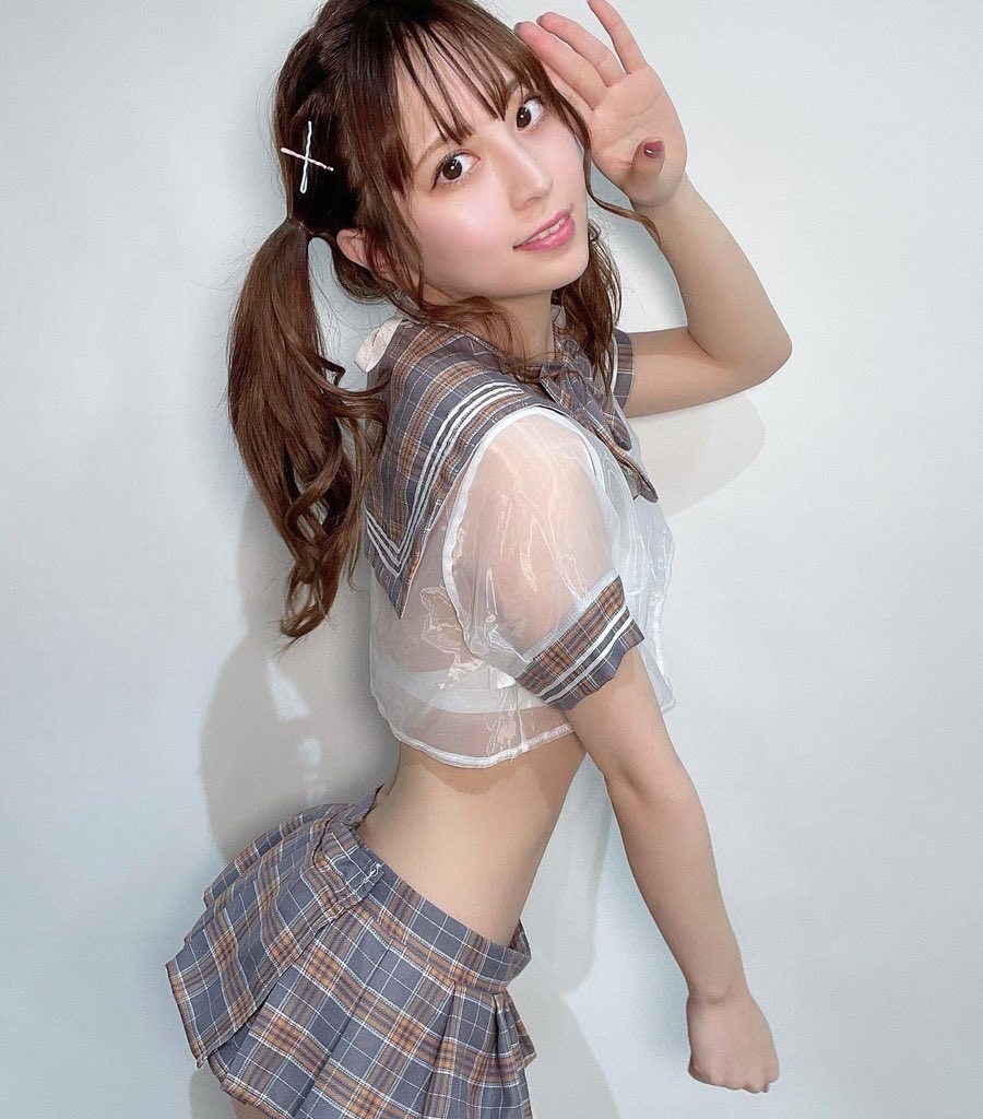 漫画家竹内星菜晒出性感水手服装扮，网友：违反校规！