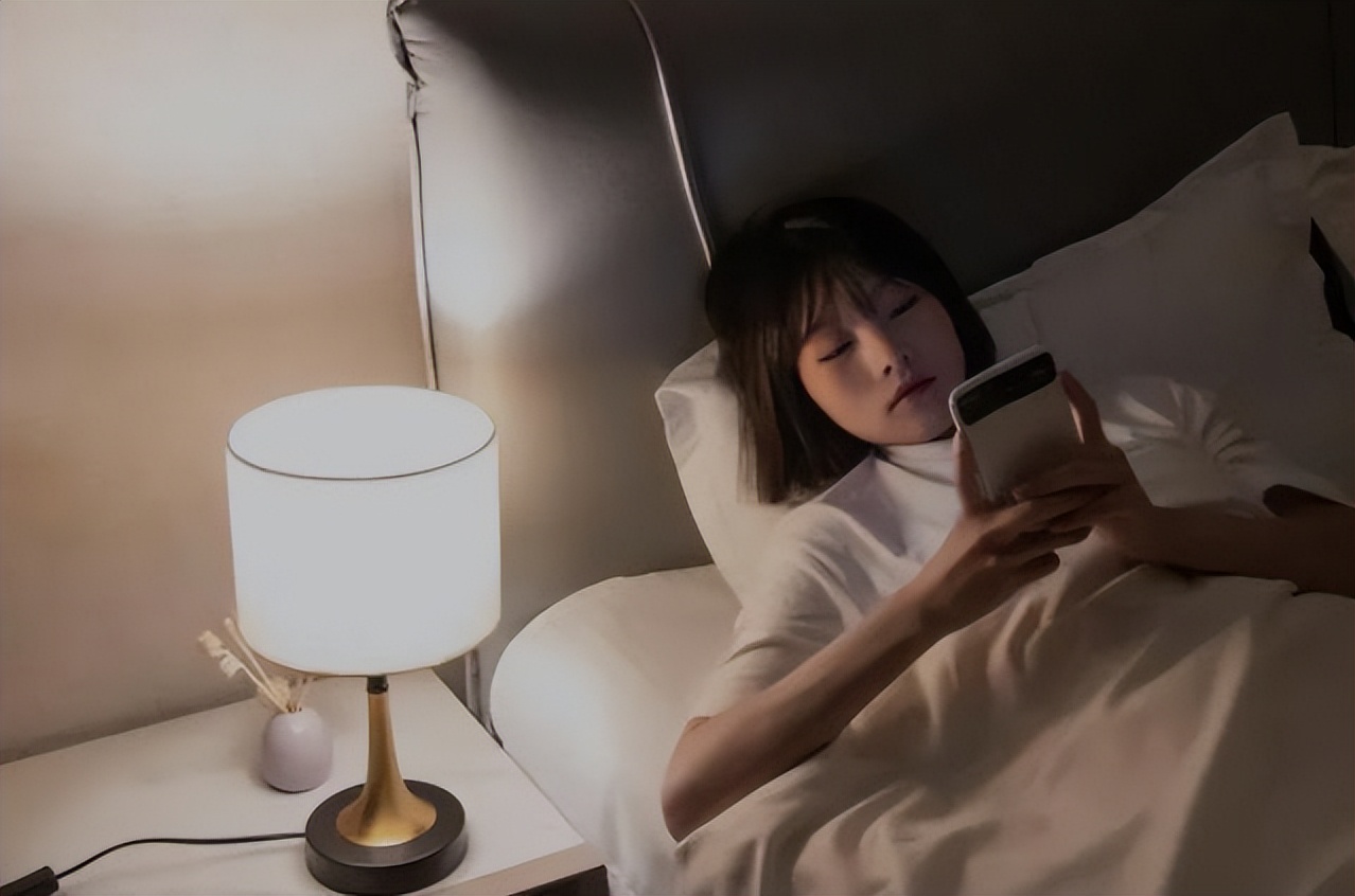 睡前躺在床上玩手机的人，身体会有5个变化，早知道早预防