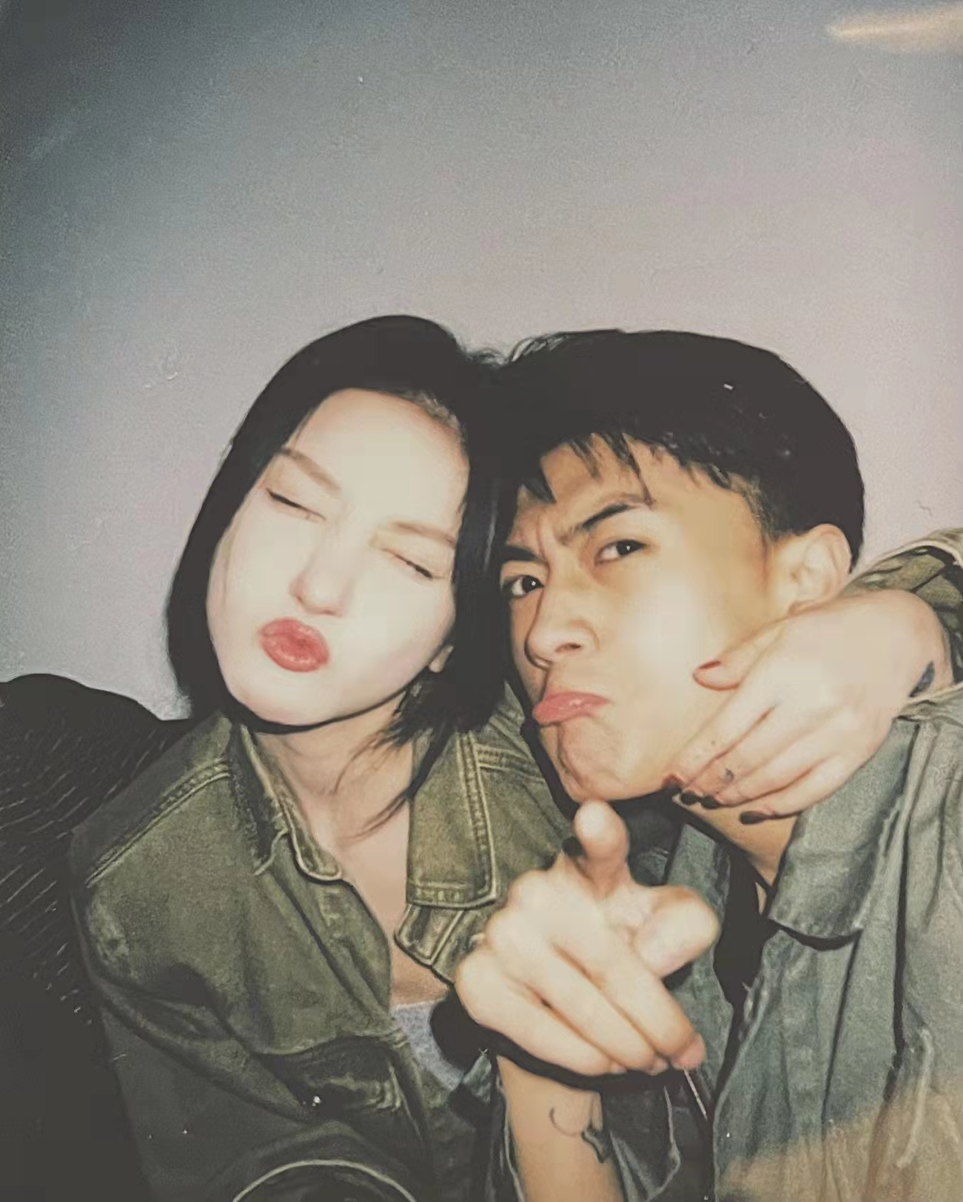 情人节第一对情侣官宣!21岁美女网红与前任复合,海边拥吻太浪漫