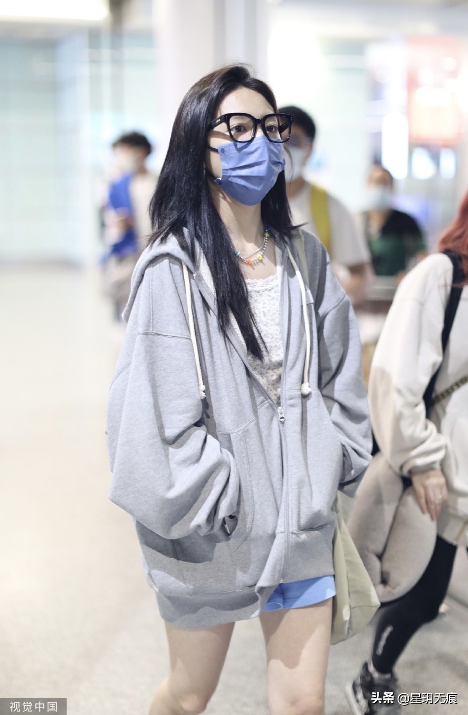 章若楠长发披肩现身机场 戴边框眼镜搭灰色外套休闲舒适