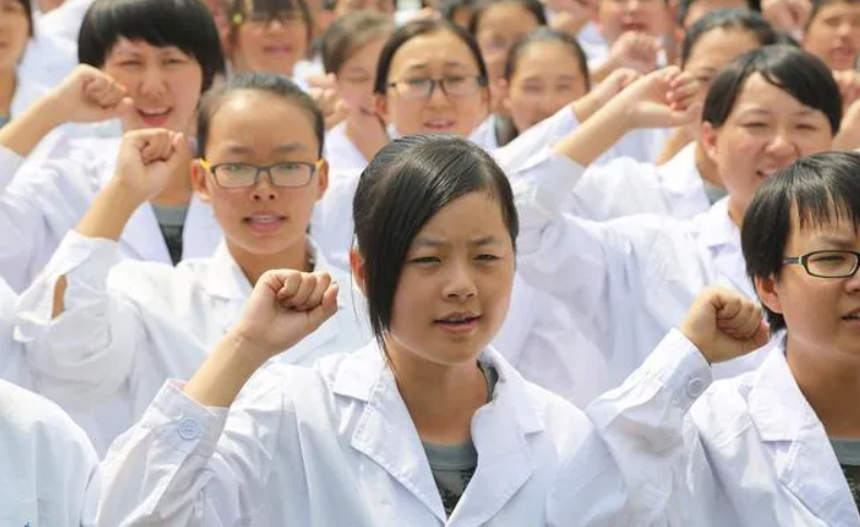 医学类院校排行榜，协和医院排名创新低，榜首是“黑马”逆袭
