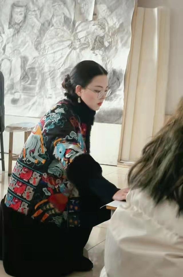 安徽一名美术老师走红了，眉目如画，如同古典美女，绘画水平不低