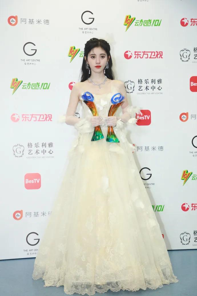 鞠婧祎｜每一套礼服造型都堪称出圈的存在