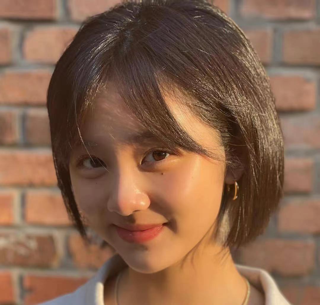 黄多多又晒美照，宽框眼镜大红唇，16岁的审美也是很前卫衣品一般