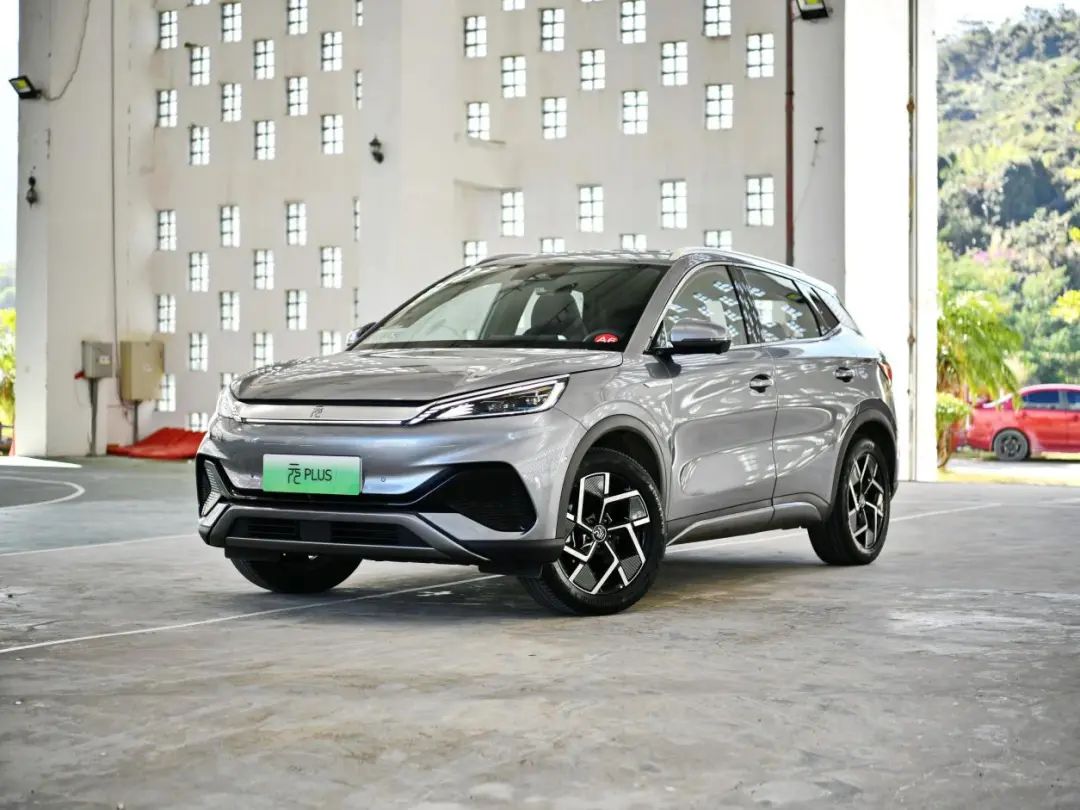 都是国产热门SUV，长续航VS高配置，这么选不吃亏