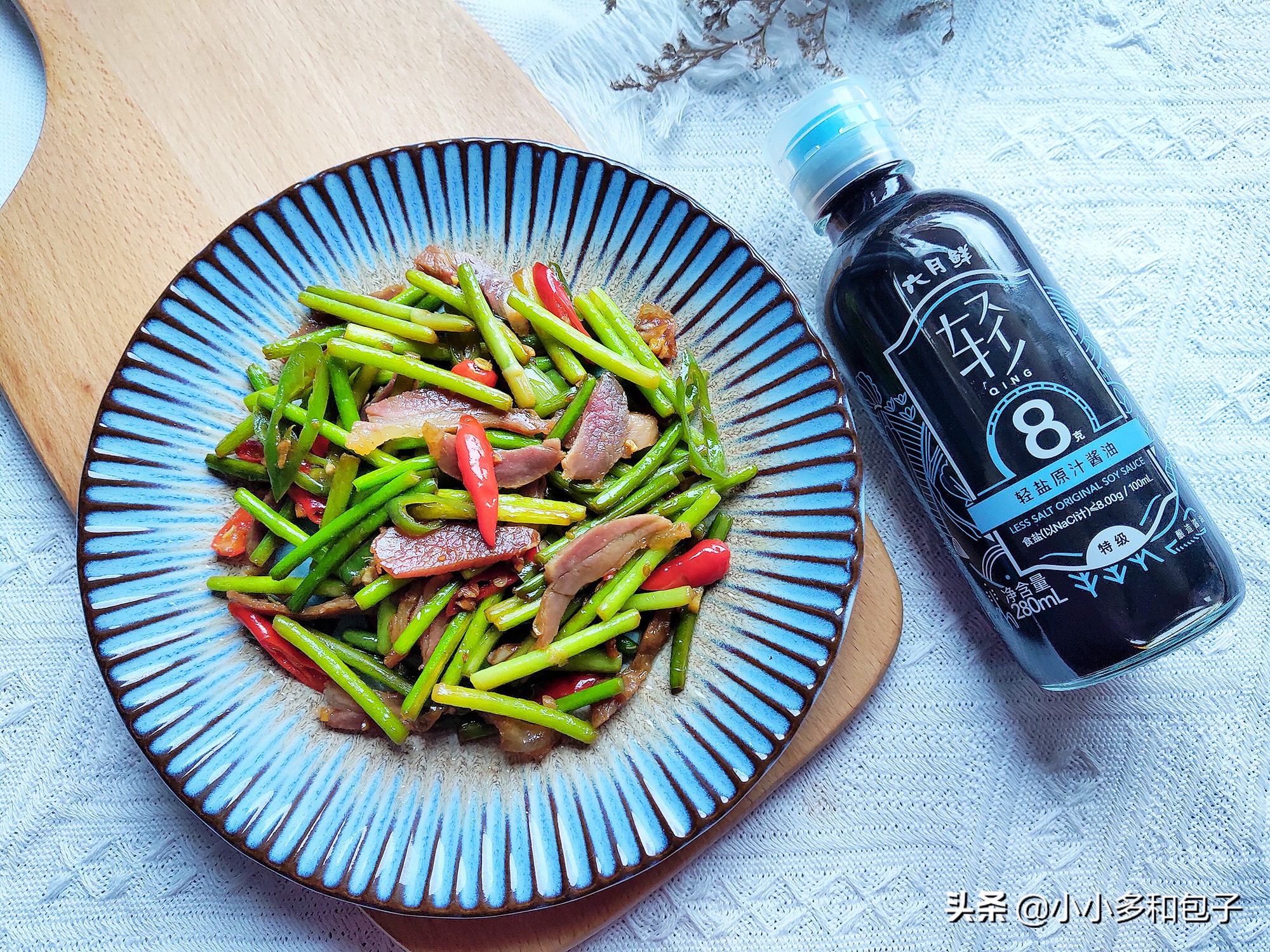 家庭版蒜条炒肉(家庭美食大赏现在是蒜条大量上市的时候，买点来炒腊肉吃吧,呲牙)