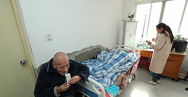 安徽光棍兄弟收养弃婴，给拖拉机装土赚奶粉钱，34年后女婴成教师