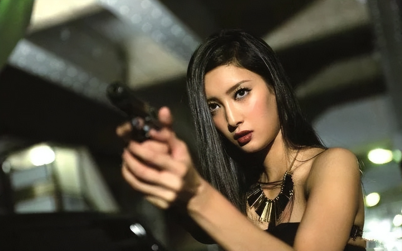 她被誉为“加强版江疏影”，出道10年多，如今成为九头身