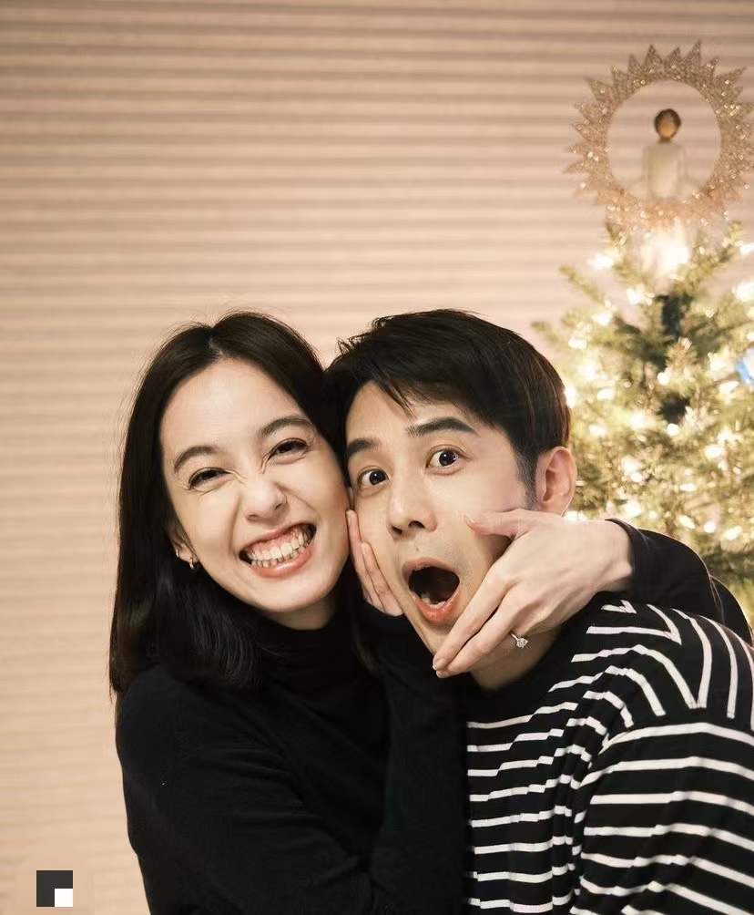 胡宇威向陈庭妮求婚成功，二人搂抱灿笑秀钻戒，长跑9年终成正果