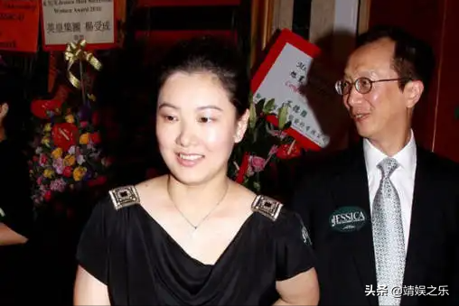 富太太伏明霞：为70岁老公生仨娃，43岁依然韵味十足