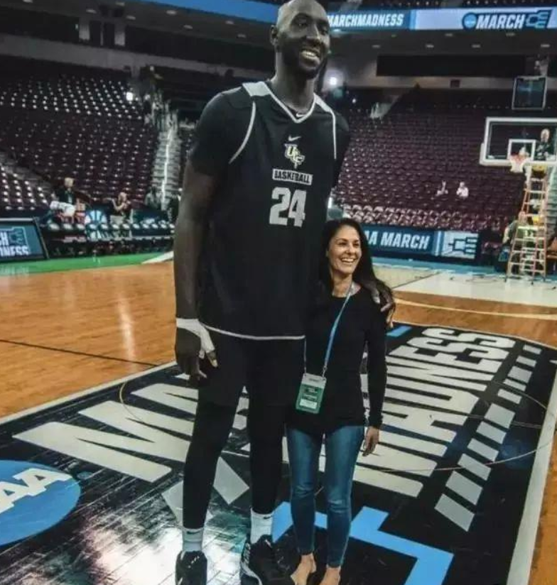 c罗为什么不和nba合照(别和NBA球星合照！在亚当斯面前C罗像是小弟，库里到野球场成中锋)