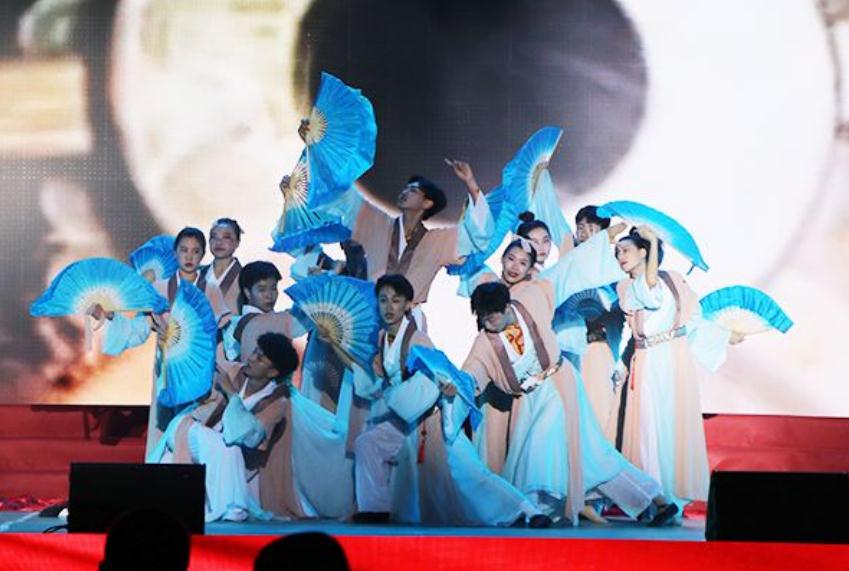 湖北艺校元旦联欢会，艺术生边跳边“脱”，现场表演没眼看