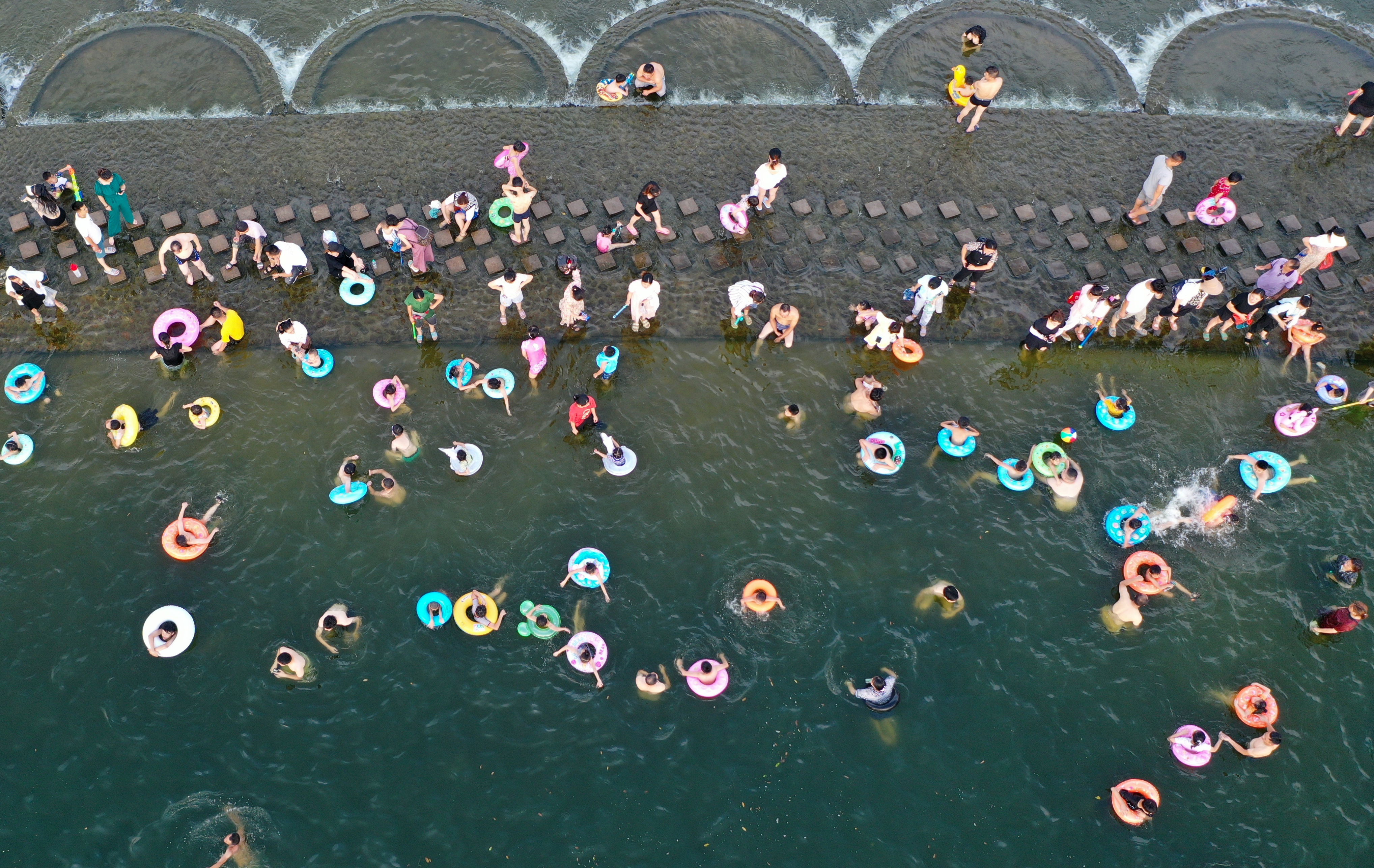 天太热，游泳去