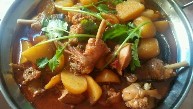 炖鸡块，鸡块焯水就错了，难怪腥气发柴不好吃，大厨：这样做才对