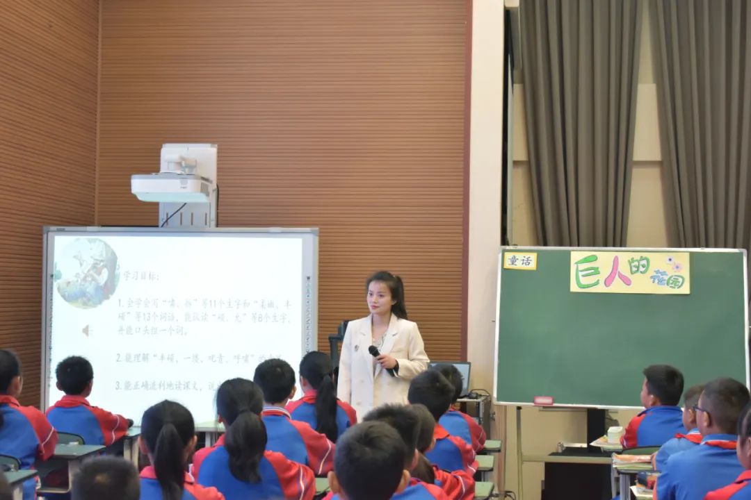 双流区名师周晓玲工作室学员们在导师周晓玲的带领下送教金桥小学
