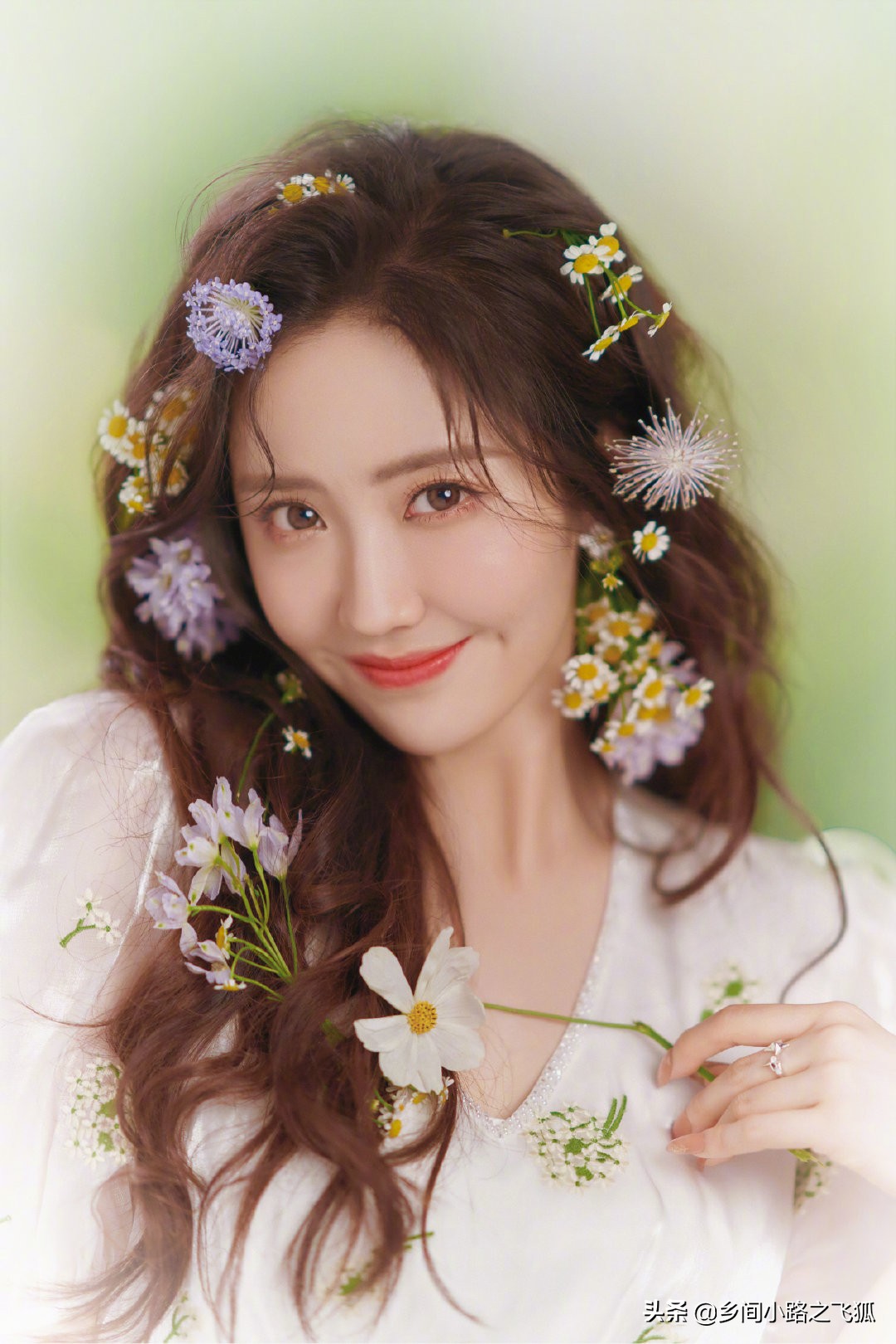 王艺瑾 新歌《喜欢你》MV甜度超标，唯美梦幻芍药花海衬托歌曲浪漫​​​