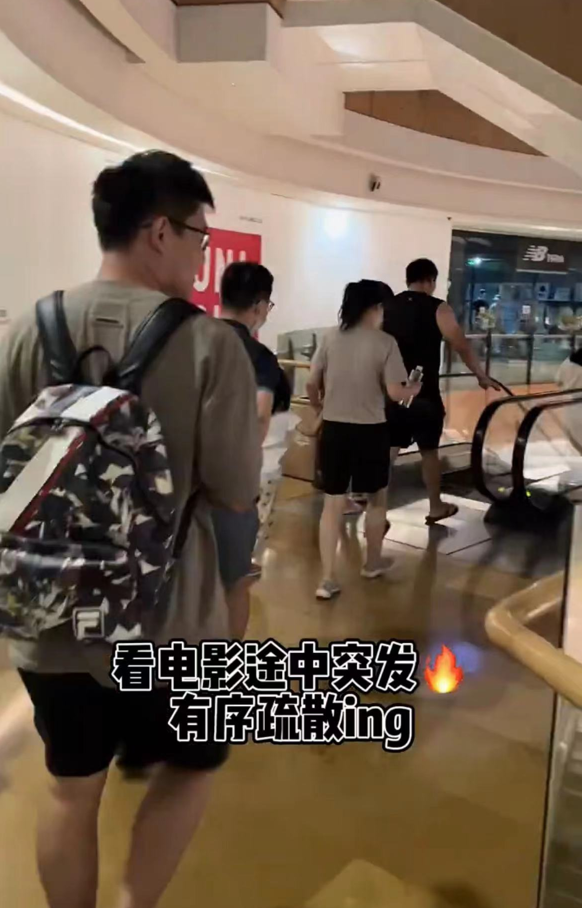 高晓松前妻在商场突遇火灾，孕期挺大肚奔跑撤离，忐忑讲述全过程