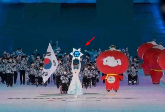 点读机女孩成冬残奥会引导员，一席白衣仙气十足，谁的青春回来了