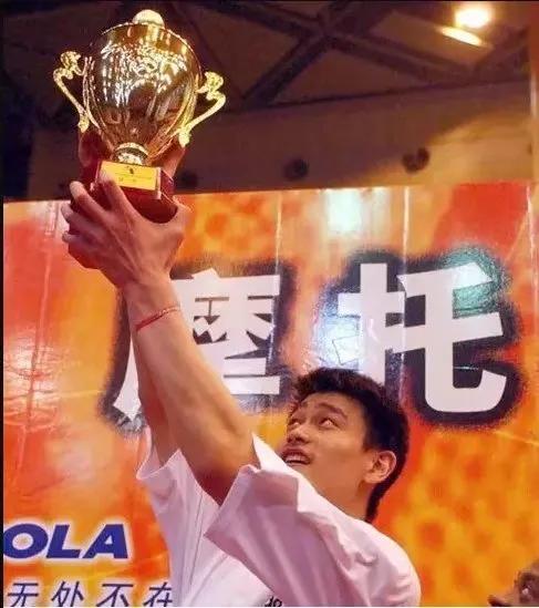 姚明在nba里为什么那么有名(姚明的NBA真的那么顺畅吗？还是另有原因？)