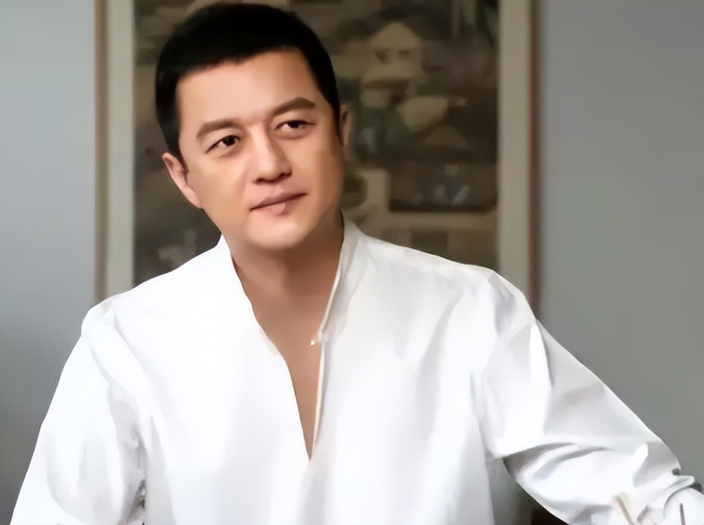 5位明星借钱难堪的明星，王宝强比较惨，大衣哥被借出去100多万