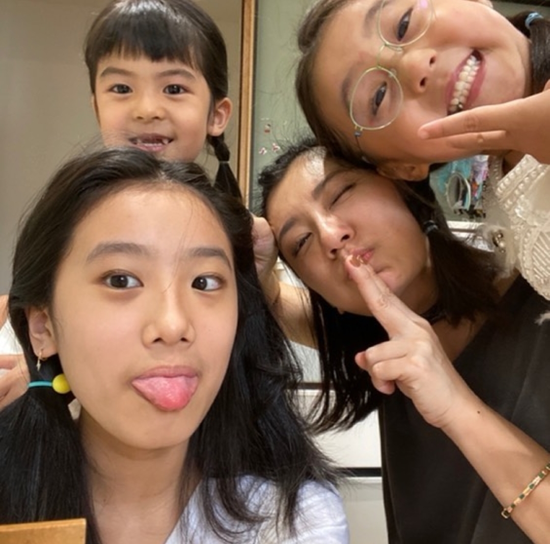 梧桐妹晒与咘咘波妞温馨日常，被调侃都像爸爸，颜值不如贾静雯