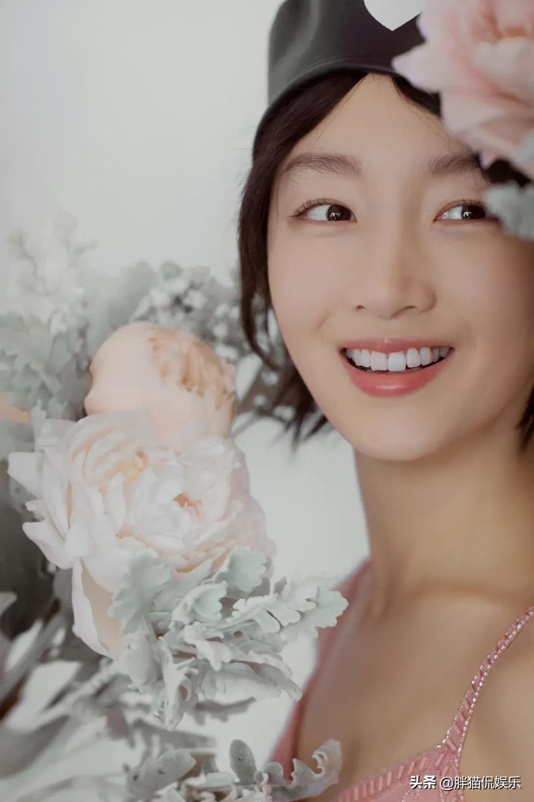 周冬雨一身粉色长裙化身美丽小天鹅，虽然不惊艳却很耐看