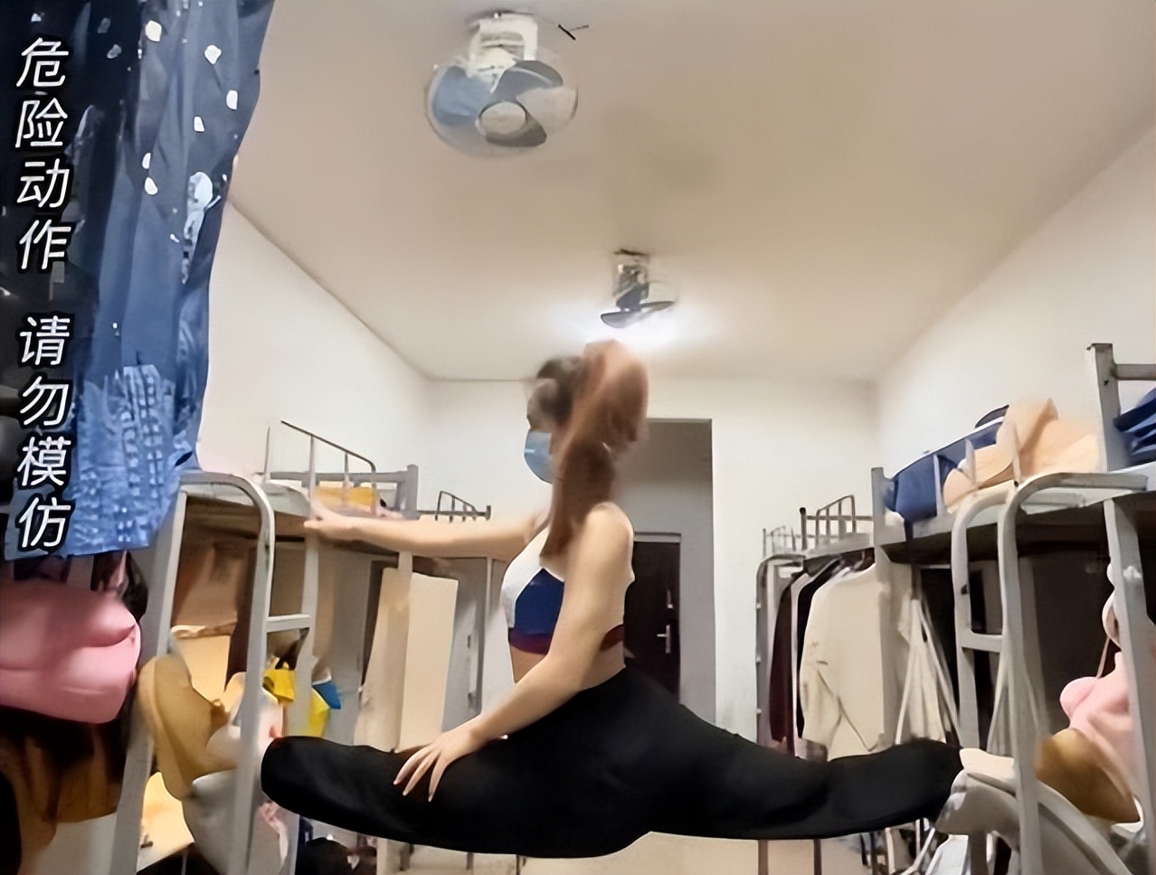 女大学生在宿舍锻炼体能，舞蹈生变“武术生”，网友评论令人捧腹