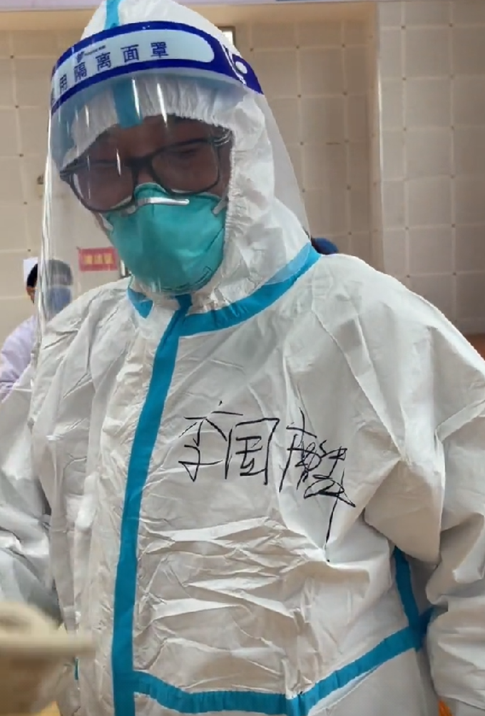 “鸠摩智”李国麟长居福州，开心晒内地居住证，称能买社保太方便