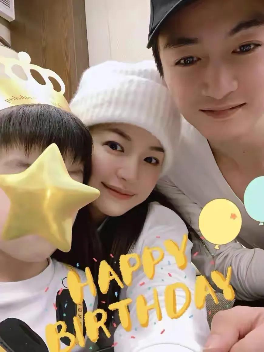 陈妍希和儿子做亲子瑜伽，小星星配合妈妈做高难度动作，互动默契