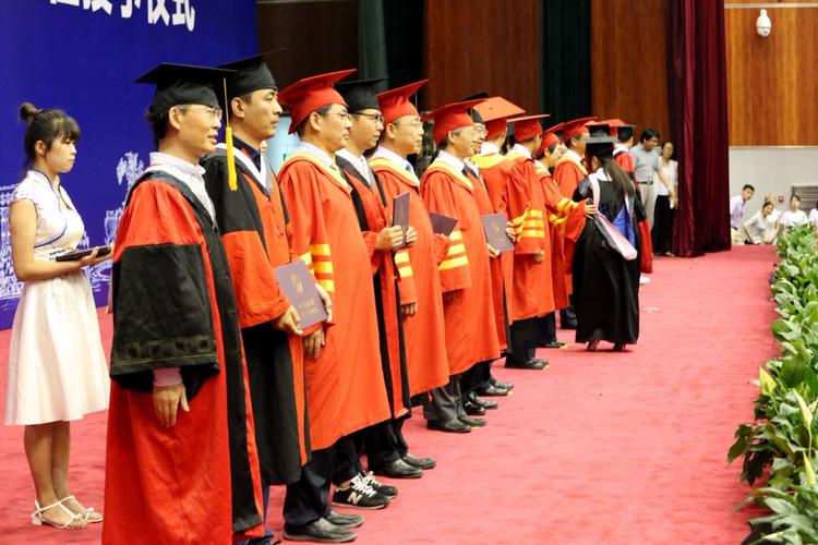 内蒙古教师张秀荣：花半月工资给贫困生买鞋，26年后学生买房报恩