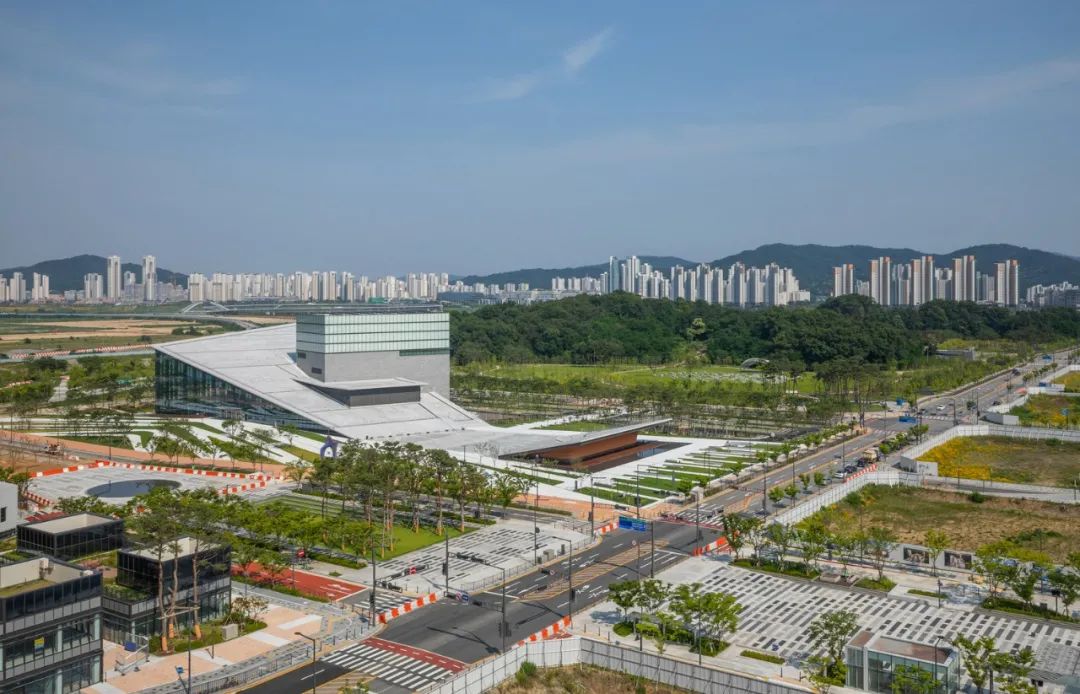 韩国世宗文化艺术会馆，设计取意“掀起的大地”