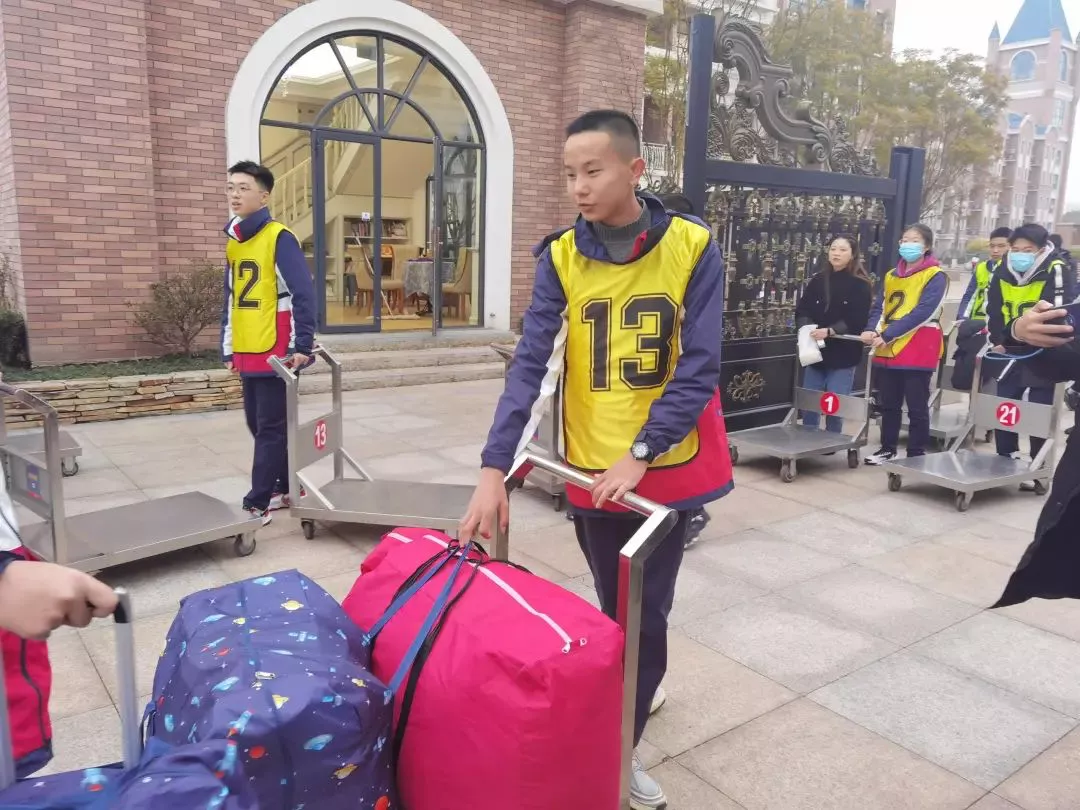 偶像谷爱凌、挑战擦皮鞋、一起向未来！成都开学第一天，太会玩了