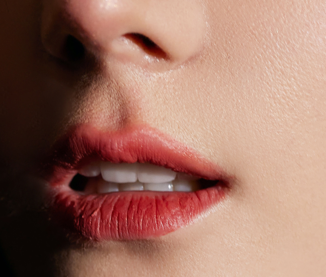 热巴新造型秀性感,工作室着急出图翻车,皮肤粗糙嘴巴起皮都没修